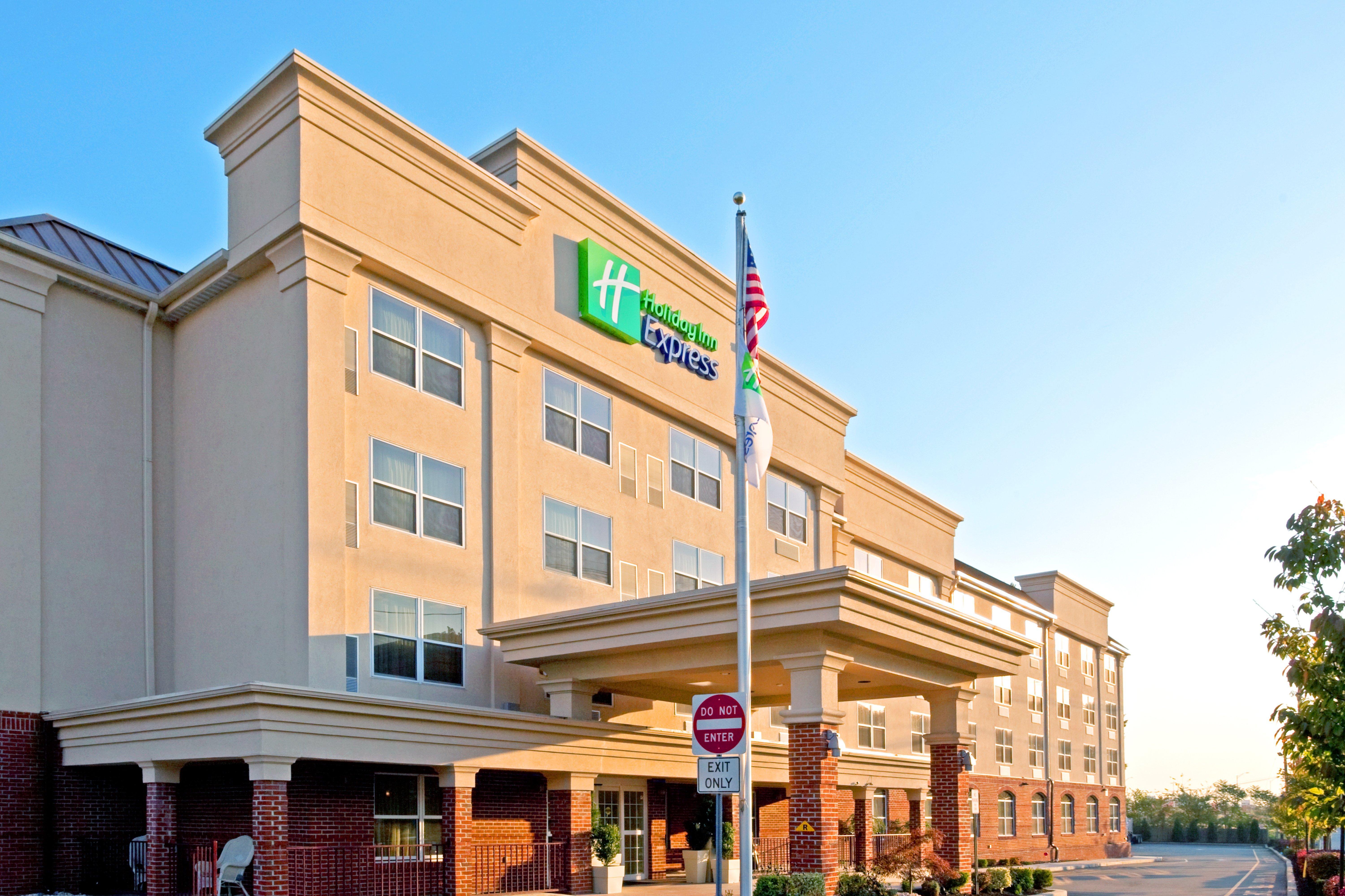 Holiday Inn Express Woodbridge, An Ihg Hotel Авенел Экстерьер фото