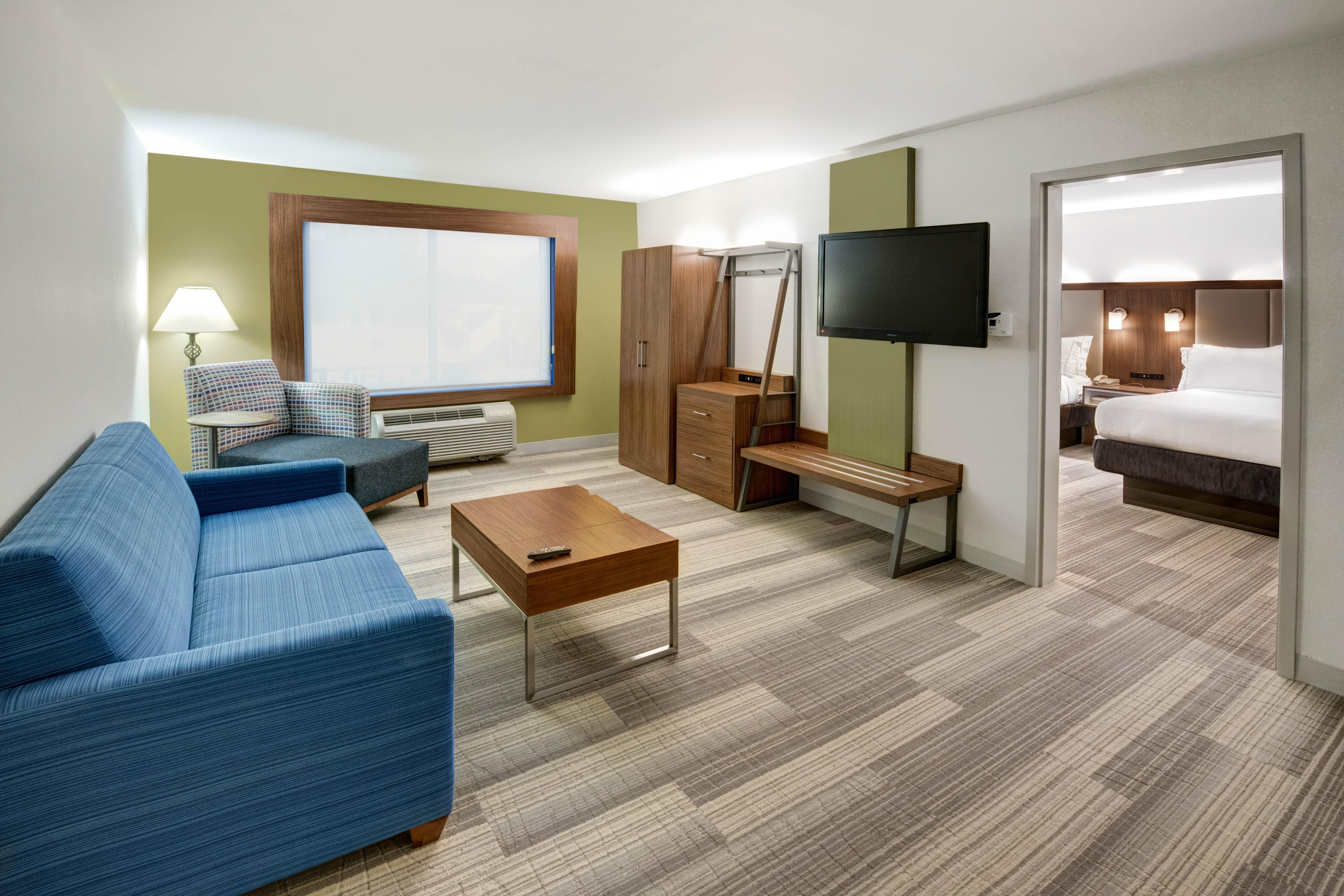 Holiday Inn Express Woodbridge By Ihg Авенел Экстерьер фото