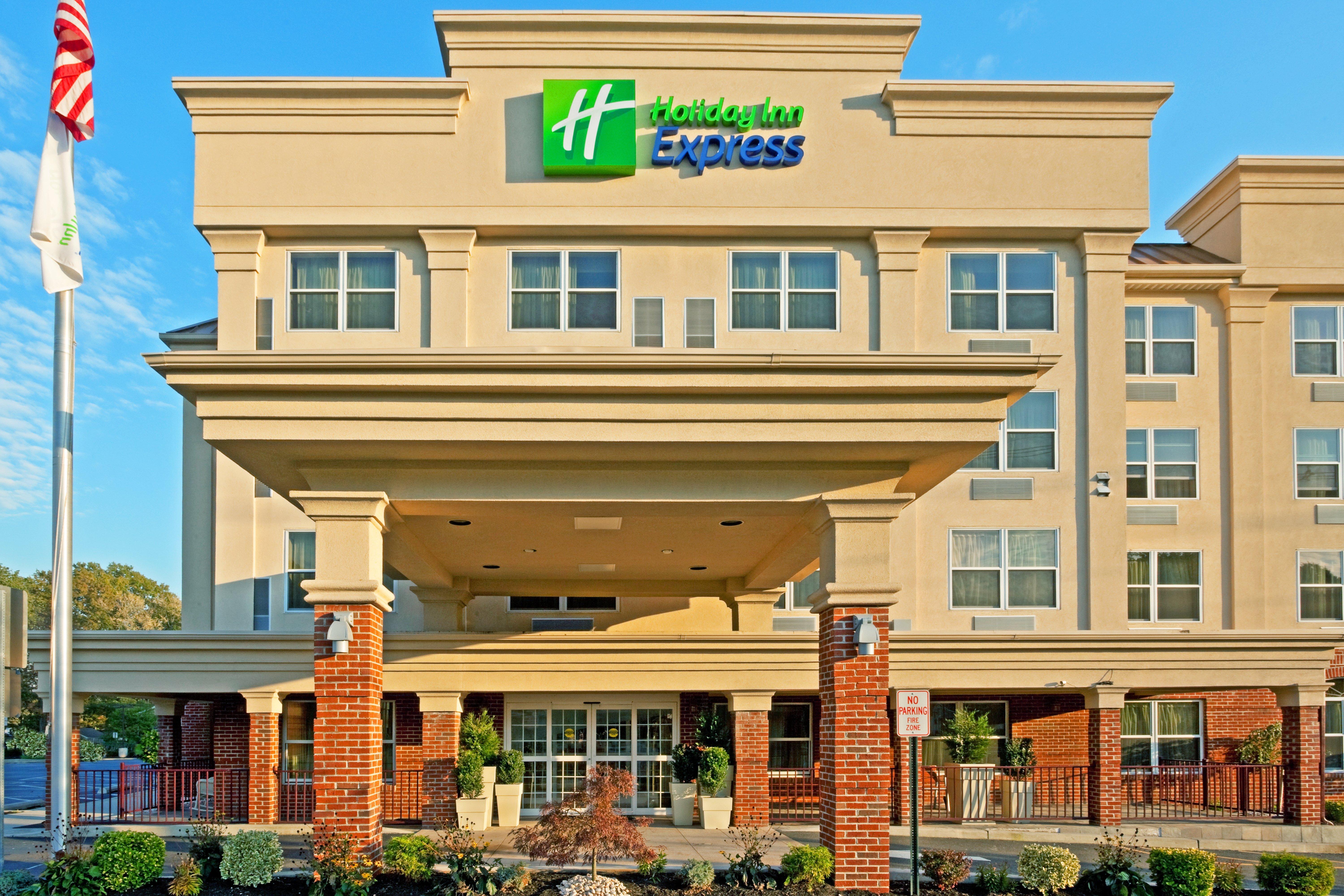 Holiday Inn Express Woodbridge By Ihg Авенел Экстерьер фото