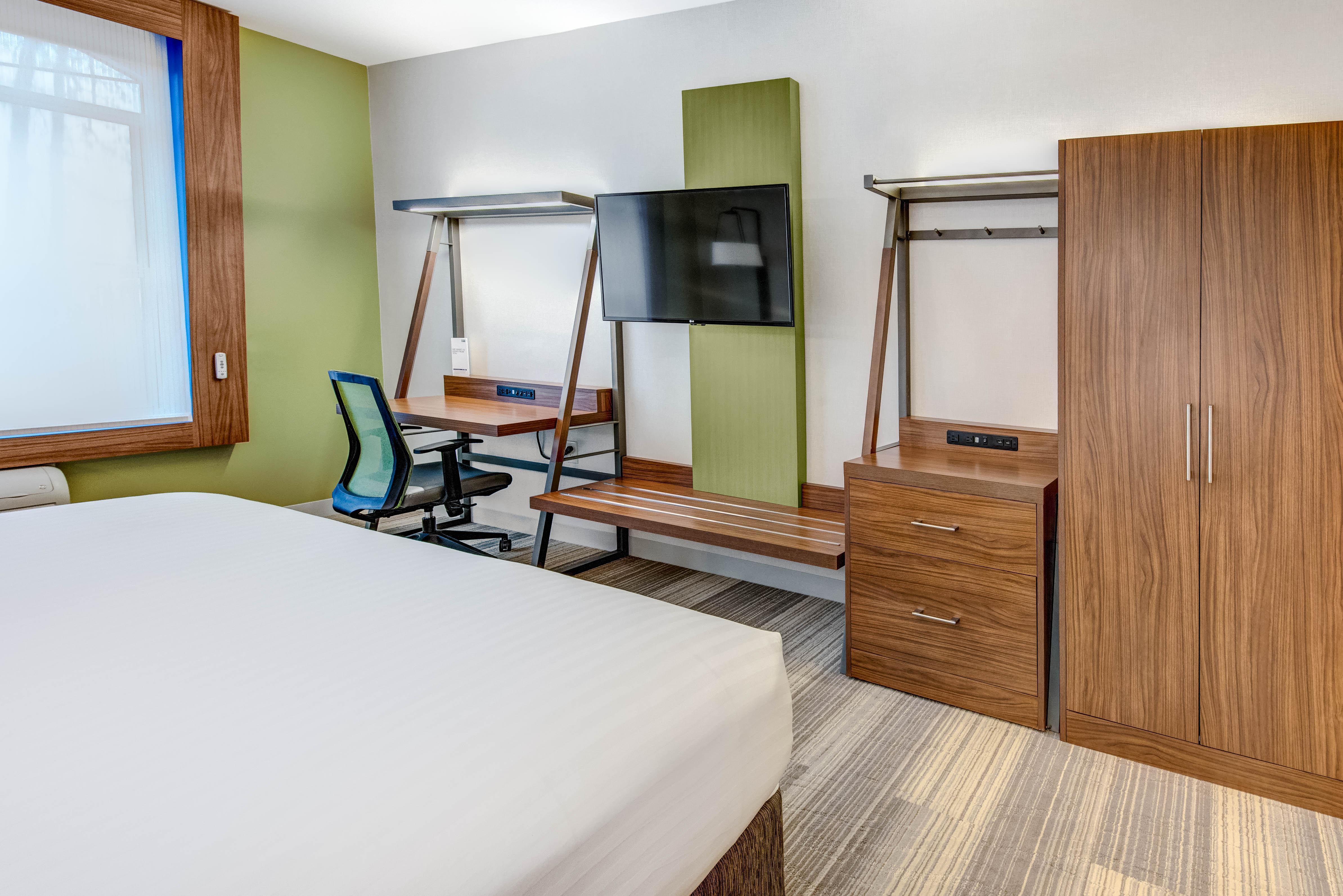 Holiday Inn Express Woodbridge By Ihg Авенел Экстерьер фото