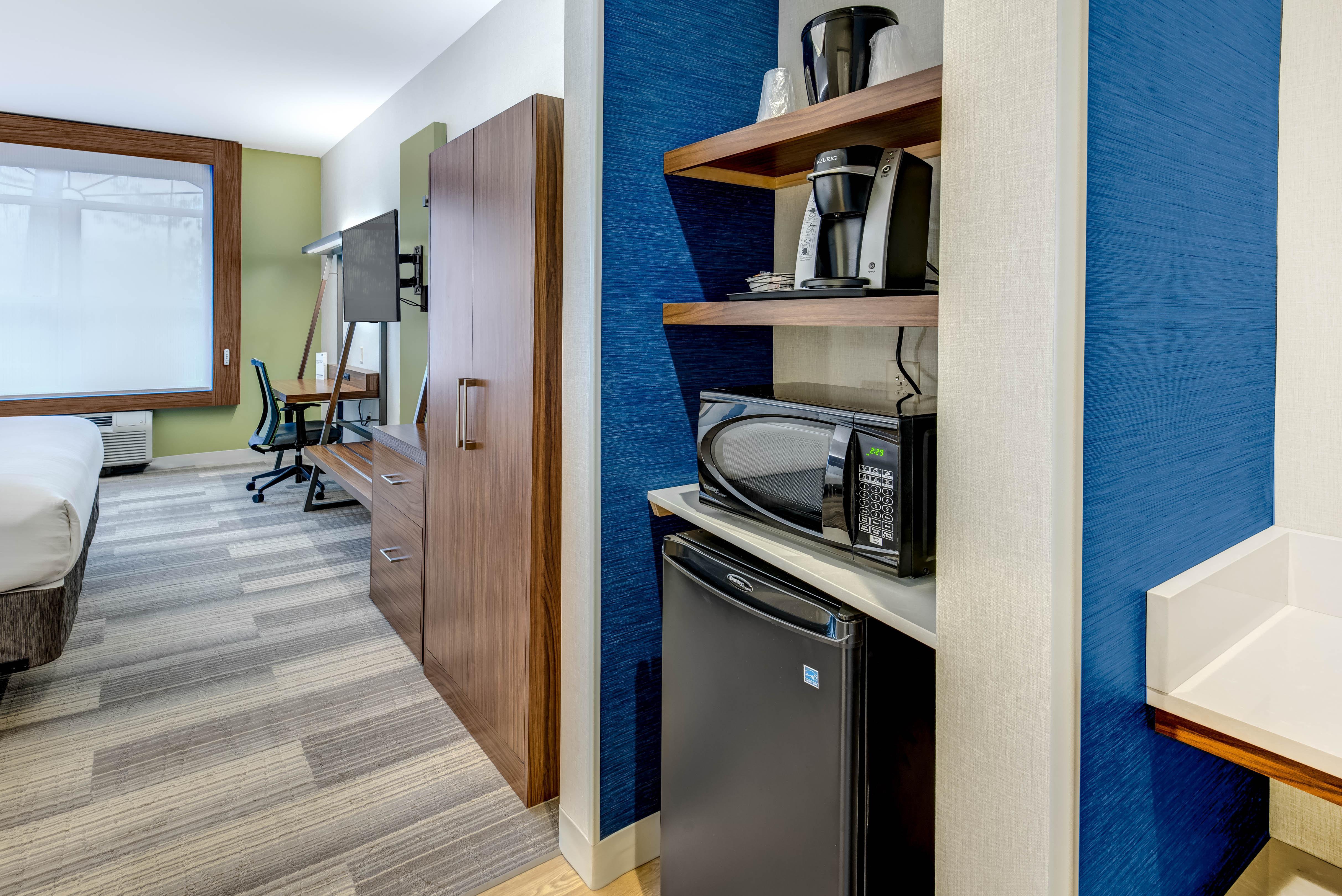 Holiday Inn Express Woodbridge By Ihg Авенел Экстерьер фото