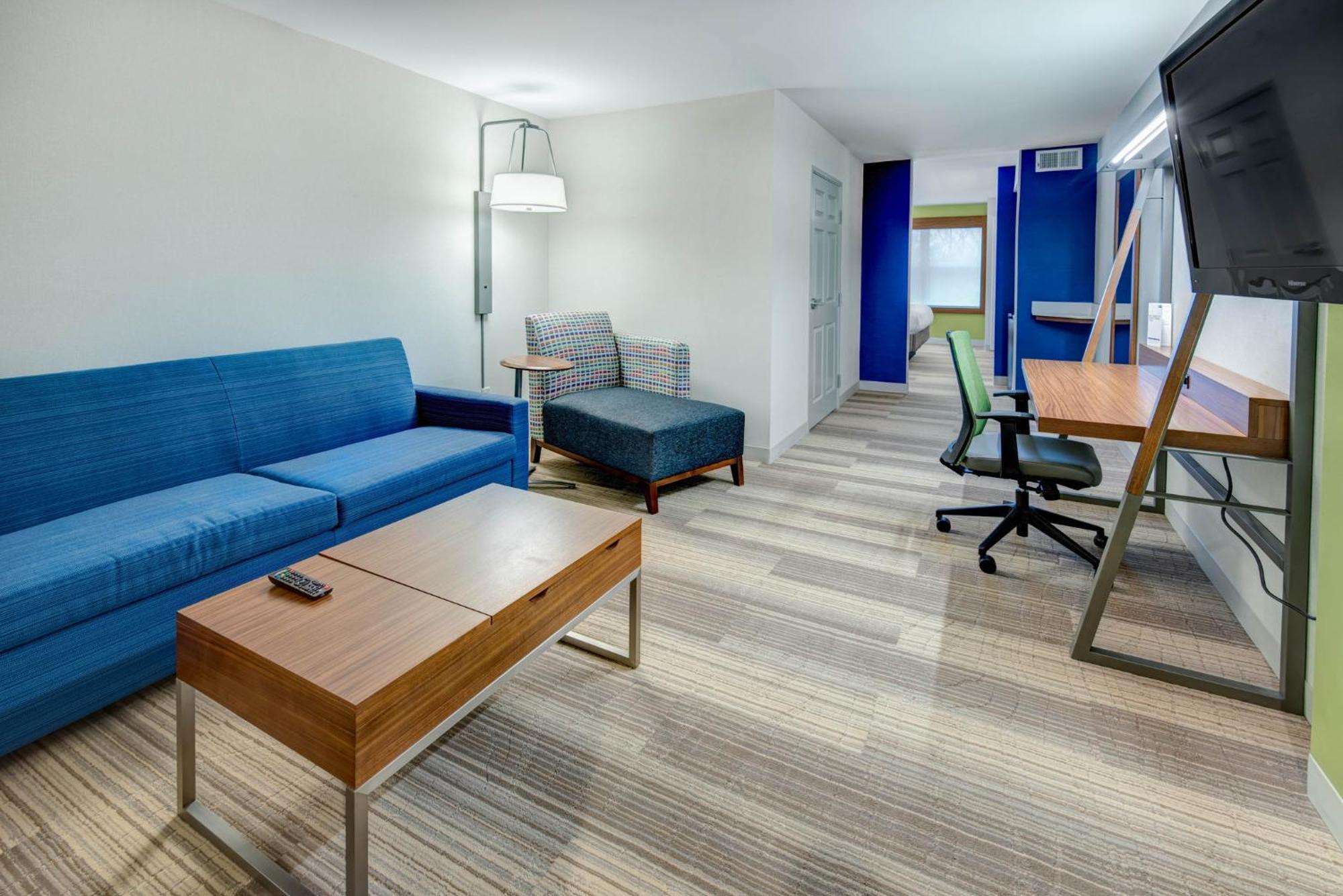 Holiday Inn Express Woodbridge By Ihg Авенел Экстерьер фото
